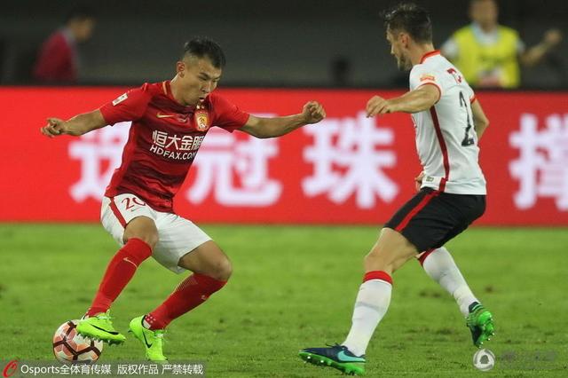 《造梦之家》剧照父亲很爱母亲和孩子们，这个家庭中总是充斥着欢声笑语，哪怕古板的奶奶总说风凉话，也影响不到大家的心情，还有幽默随和的老好人、父亲多年老友本尼，像家人一样陪伴这家人，总能适时解颐，调节气氛。