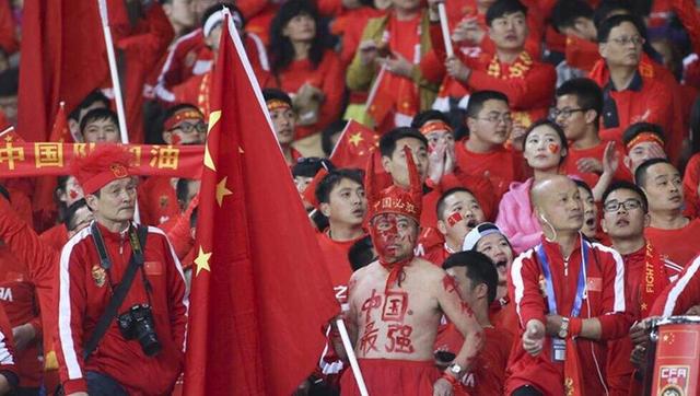 全片开头，我们看到的是电影史中撷取的档案影像：拳击手出拳。