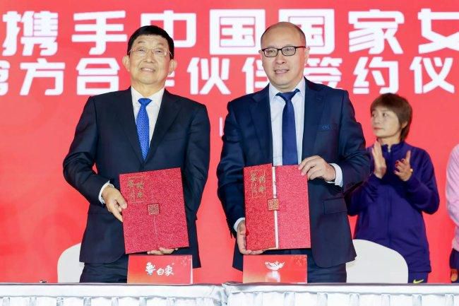 这是一场漫长的奔赴，是中国电影艺术表达从微光初燃到独树一帜的求索，是一代代电影人以镜头为笔留下的时代面孔，更是技术从蹒跚学步到比肩世界的追赶。