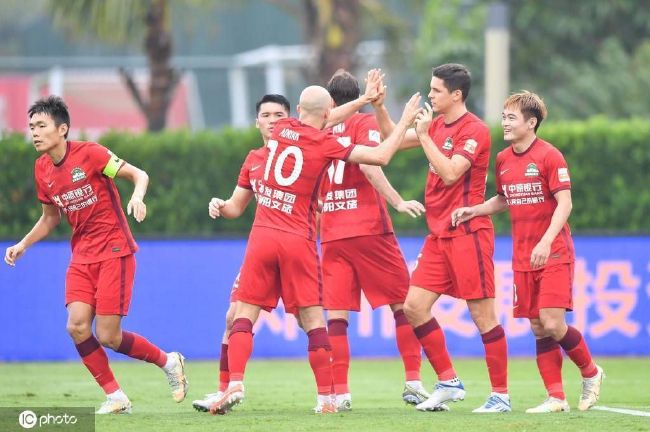 在近10部新片中，《我和我的父辈》《长津湖》预售票房领先。