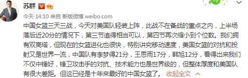 安妮·海瑟薇身穿白色西装出席，尽显中性美。